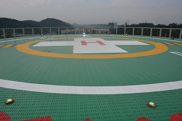 建造屋頂直升機停機坪時，有什么場地條件？